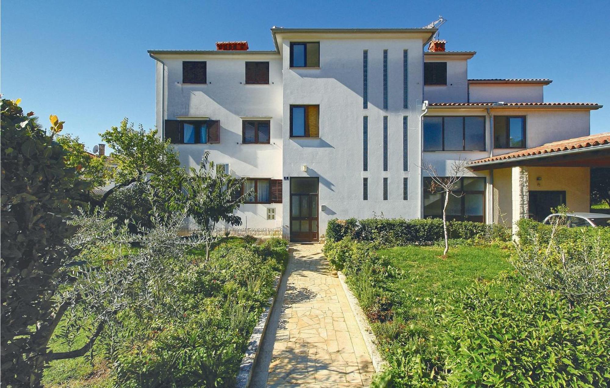 Awesome Apartment In Porec With Kitchen Buitenkant foto